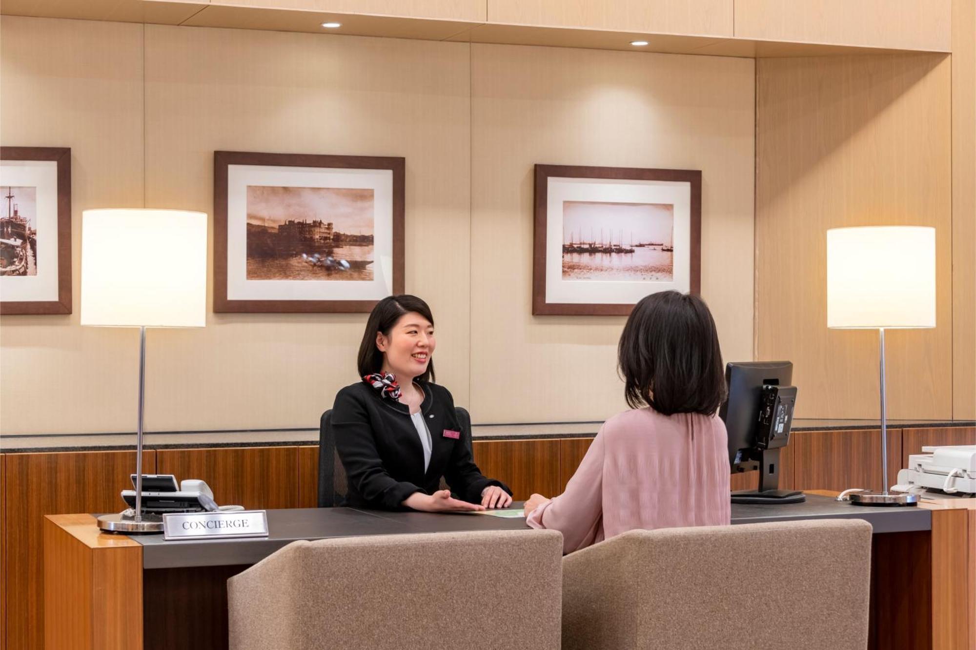 Ana Crowne Plaza Kobe By Ihg Hotel Bagian luar foto A bank teller at work